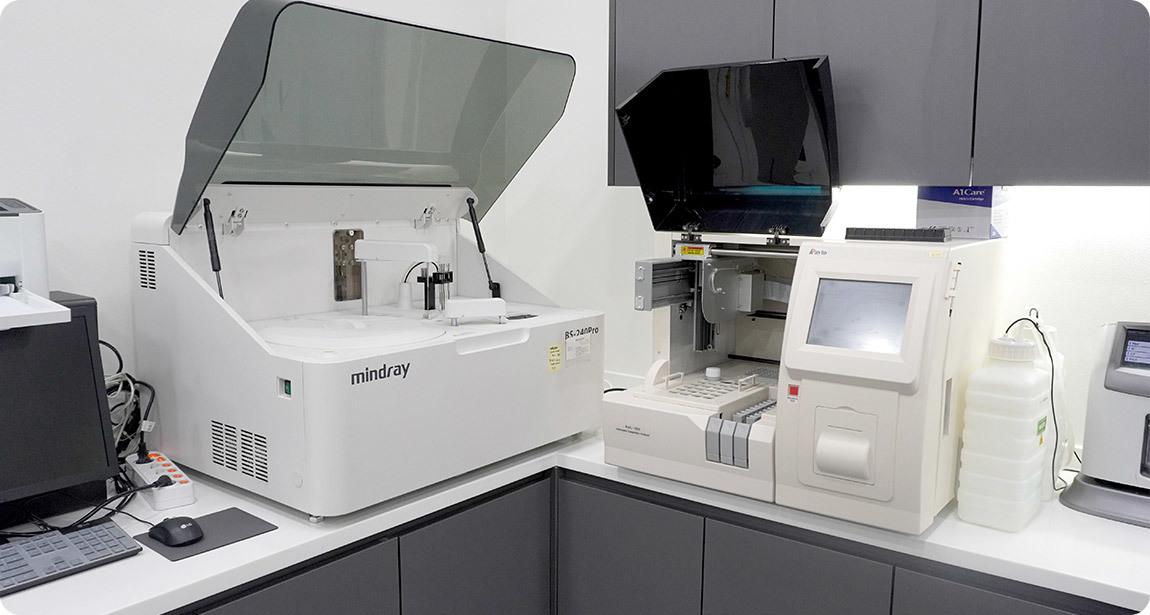 Phòng xét nghiệm lâm sàng của bệnh viện thẩm mỹ AB