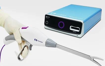 Thực hiện phẫu thuật loại bỏ tuyến nước bọt bằng thiết bị hiện đại chuyên dụng