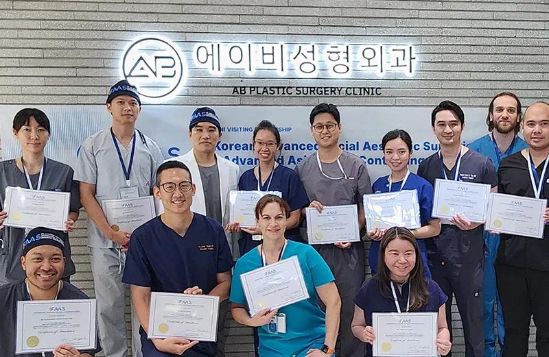 Trao chứng nhận hoàn thành tham gia hội nghị IFAAS