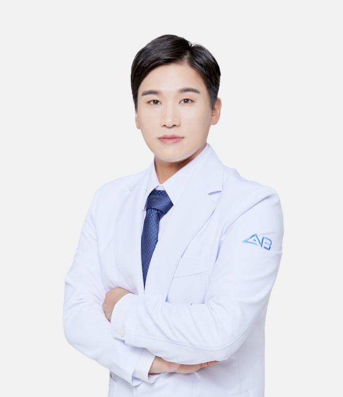Viện trưởng Cho Dong Pil tại Bệnh viện thẩm mỹ AB