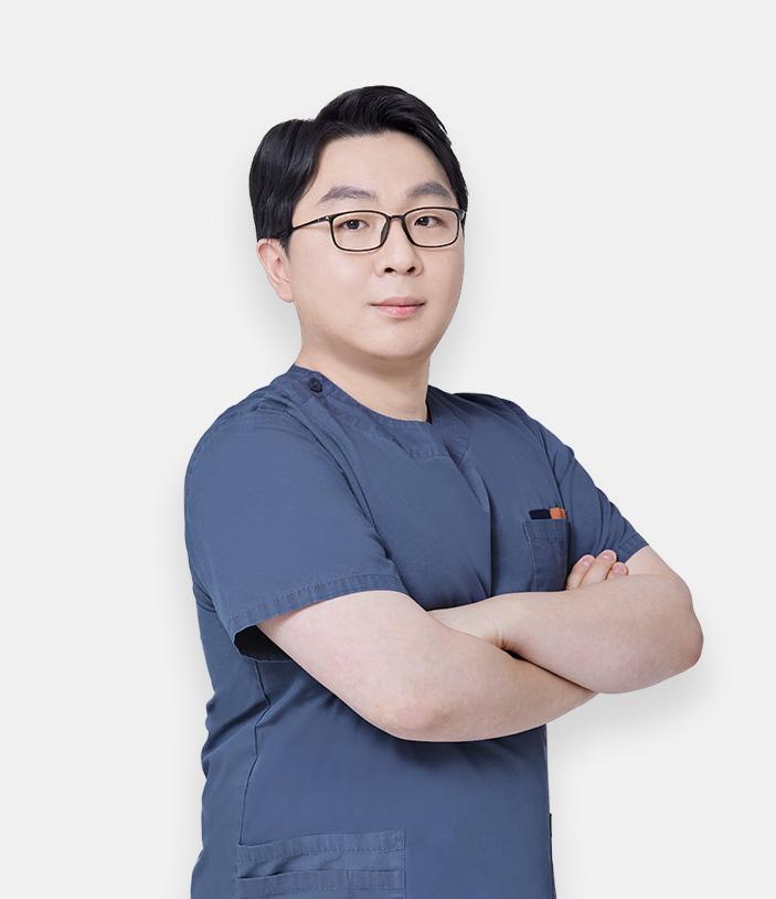 Viện trưởng Kim Tae Woong tại Bệnh viện thẩm mỹ AB