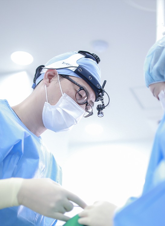 Bác sĩ chuyên trách
trực tiếp thực hiện phẫu thuật.
