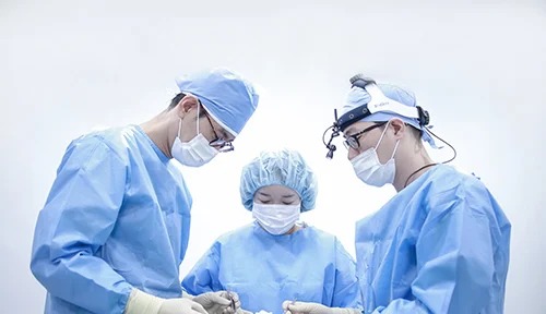 Chế độ phẫu thuật do bác sĩ phụ
trách trực tiếp thực hiện