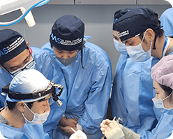 Tiến hành phẫu thuật căng da mặt trực tiếp