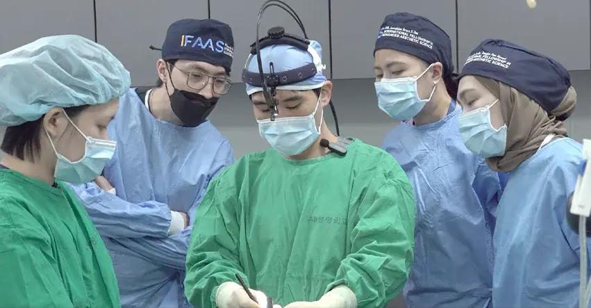 4. Tổ chức trình diễn phẫu thuật (Live Surgery) cho đội ngũ y tế trong và ngoài nước