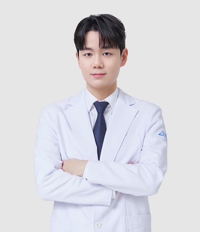 Viện trưởng Seo Min Hyung tại Bệnh viện thẩm mỹ AB