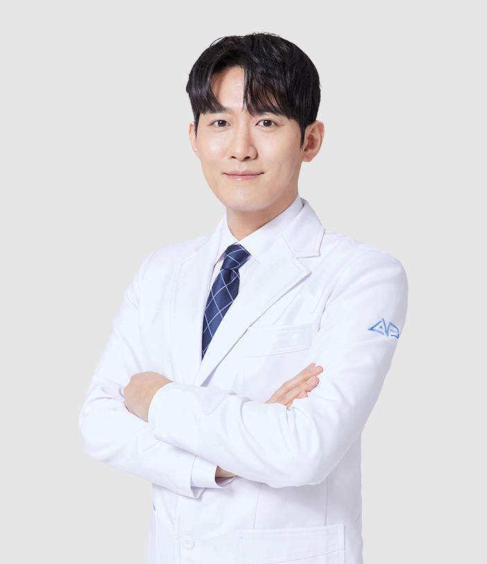 Viện trưởng Park Seong Hoon tại Bệnh viện thẩm mỹ AB