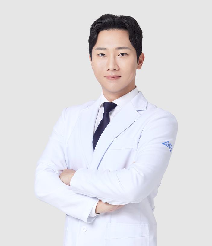 Viện trưởng Koo Won Young tại Bệnh viện thẩm mỹ AB