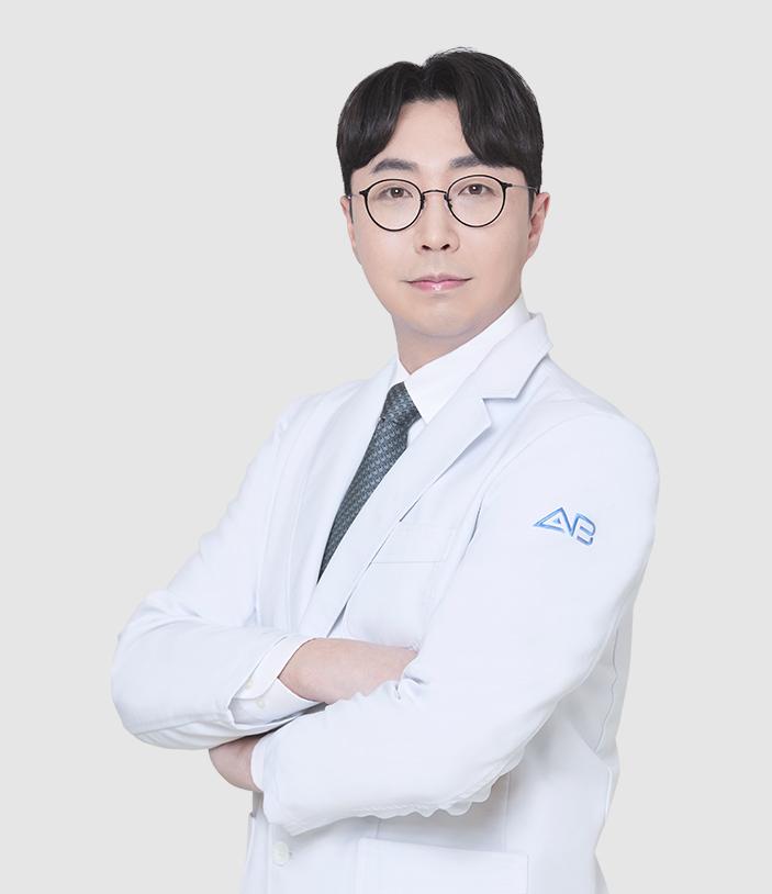 Viện trưởng Seo Chan Eol tại Bệnh viện thẩm mỹ AB