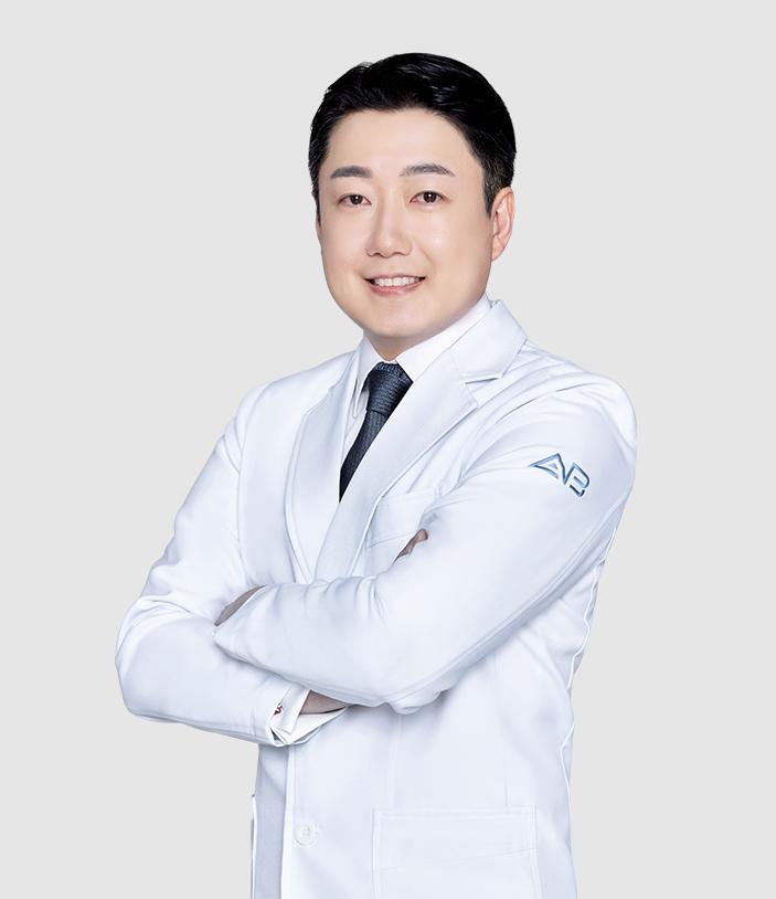 Viện trưởng Song Cheon Ho tại Bệnh viện thẩm mỹ AB