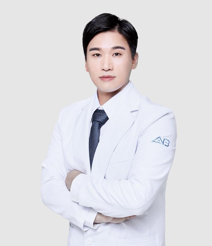 Viện trưởng Cho Dong Pil tại Bệnh viện thẩm mỹ AB