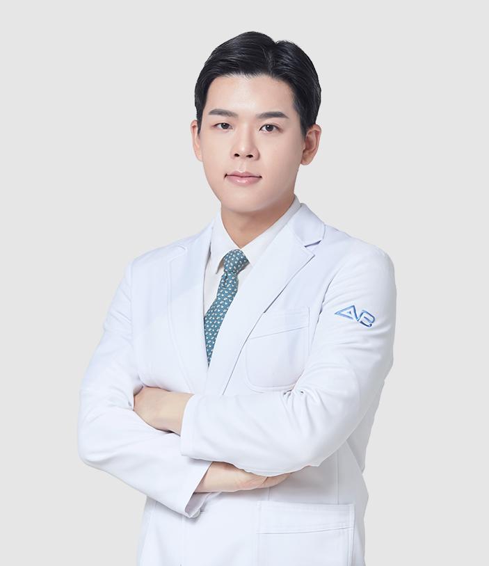 Viện trưởng Cho Kyu Sang tại Bệnh viện thẩm mỹ AB