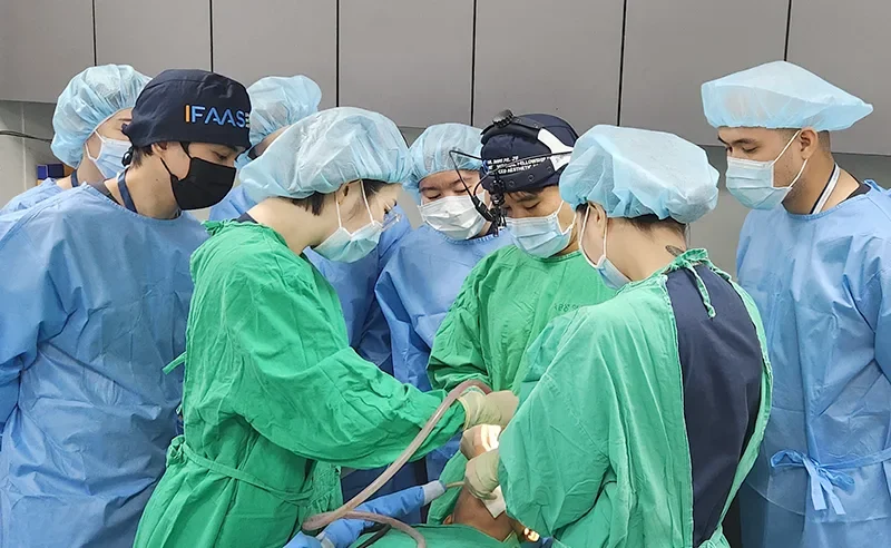 Thực hiện chương trình live surgery phẫu thuật xương
hàm mặt dành cho đội ngũ y bác sĩ chuyên môn.
