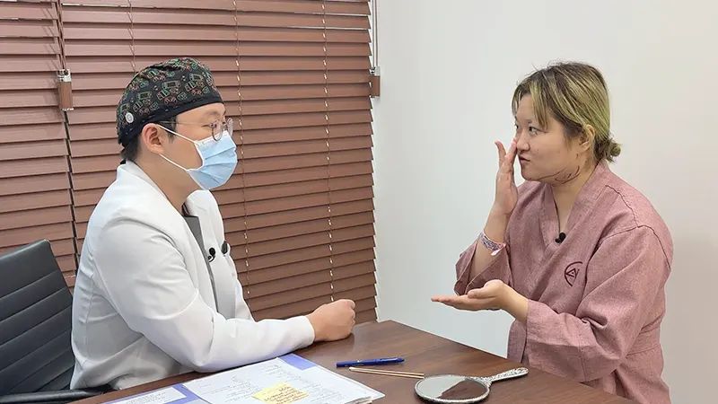 Viện trưởng! Em đang lo lắng về chiếc mũi thấp